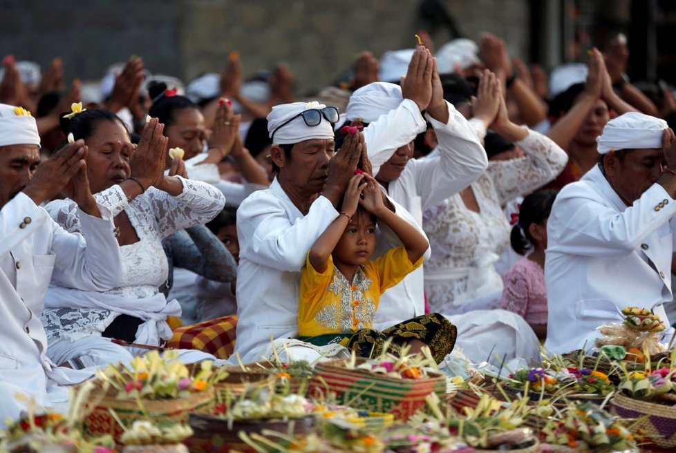 Z okolí sopky Agung na Bali bylo evakuováno přes 120 tisíc lidí.