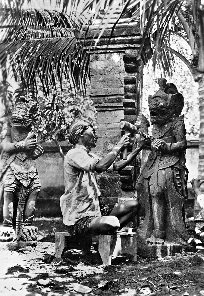Umělec na Bali vytváří sochu rituální postavy