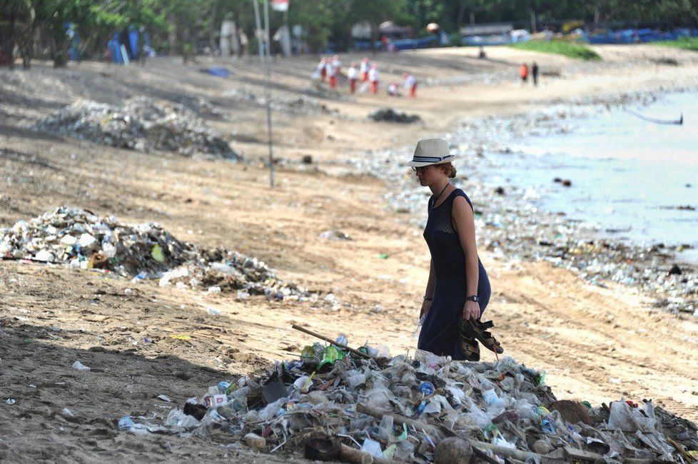 Dobrovolníci se pustili do čištění plážích na Bali. Hromady odpadků v Kutě.
