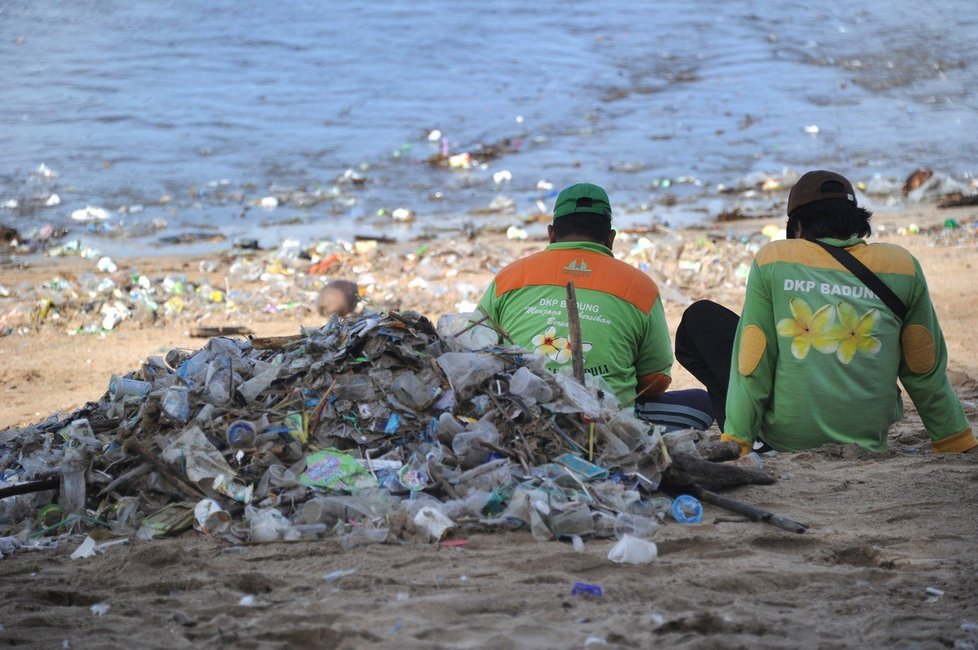 Denně na Bali uklidí dobrovolníci a stroje až sto tun odpadků.