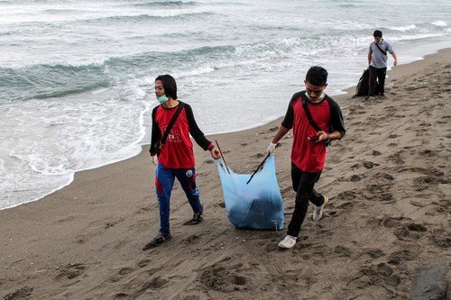 Nebýt dobrovolníků zřejmě by turisté na indonéský ráj na Bali zcela zanevřeli.