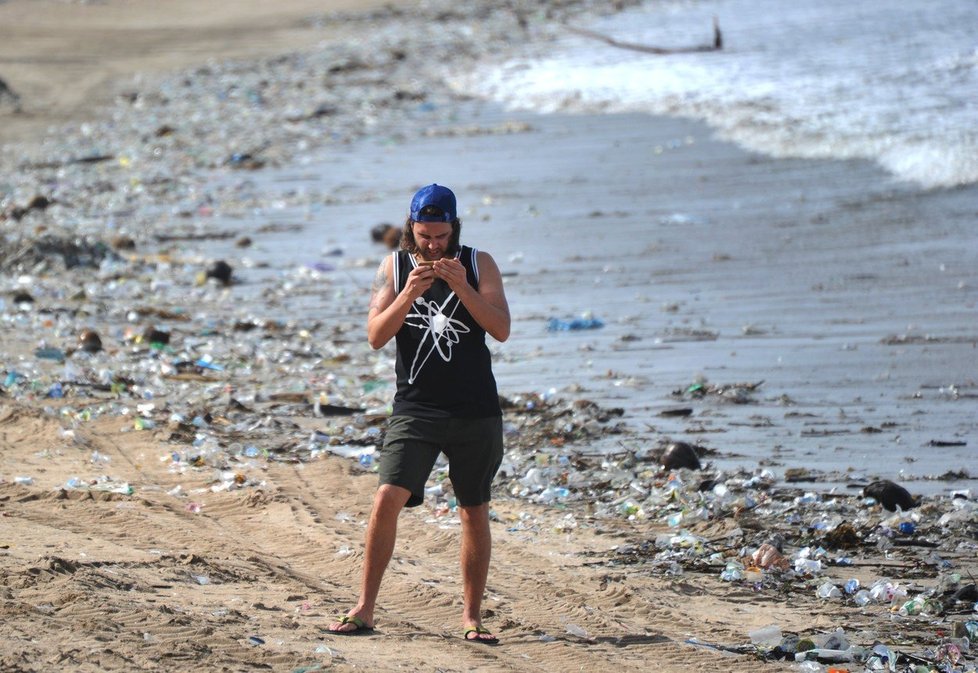 Znečištěné pláže na Bali. Turisté si svojí dovolenou takto jistě nepředstavovali.