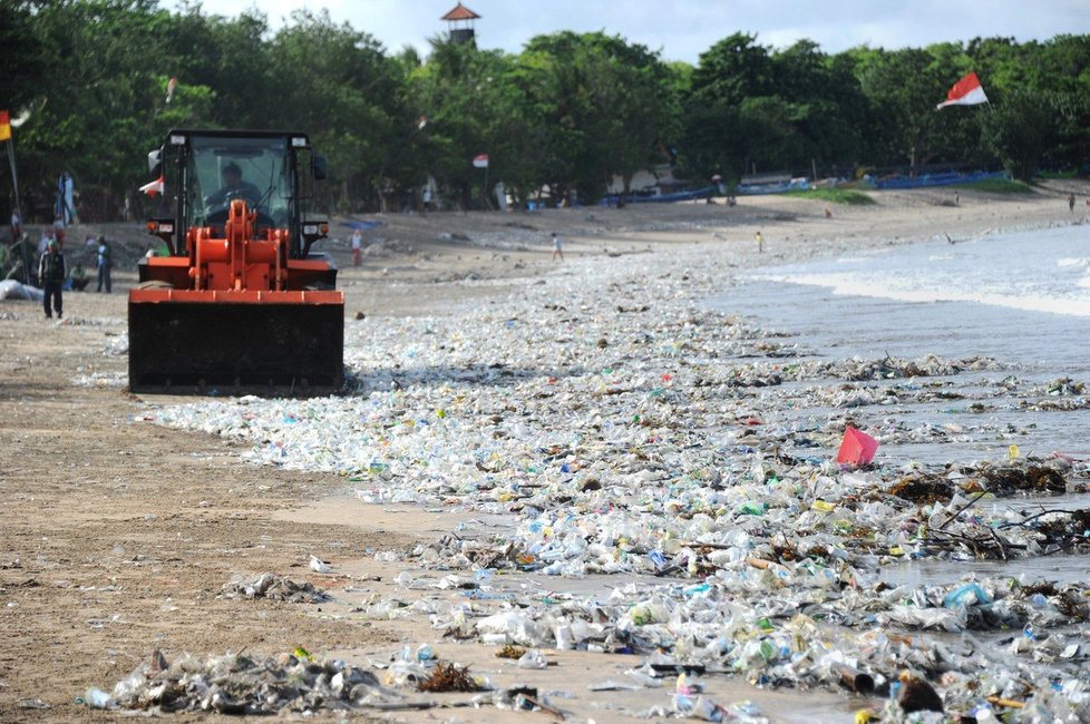 Dobrovolníci se pustili do čištění plážích na Bali. Stroje práci značně ulehčují.