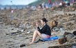Pláže na Bali zaplavil bordel 