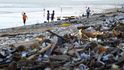 Pláže na Bali se bez turistů změnily ve smetiště, místní nestíhají odklízet odpadky.
