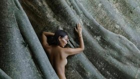 Ruská influencerka Luiza Kosykhová pobouřila obyvatele Bali poté, co se nahá vyfotila u posvátného stromu.