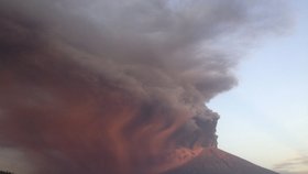 Úřady na Bali vyhlásily nejvyšší stupeň ohrožení před sopečnou erupcí.