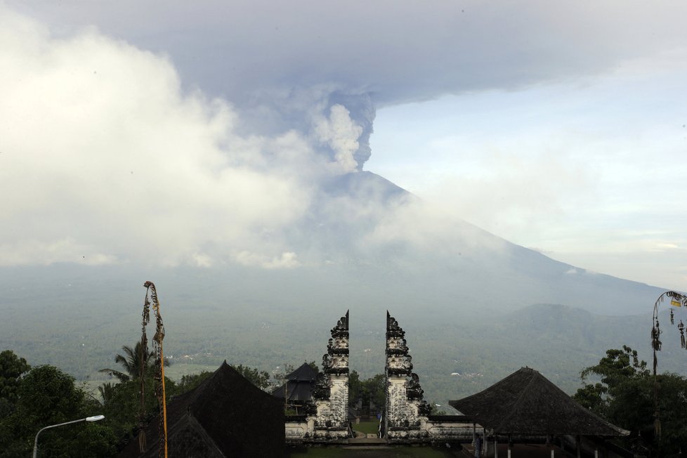 Úřady na Bali vyhlásily nejvyšší stupeň ohrožení před sopečnou erupcí.