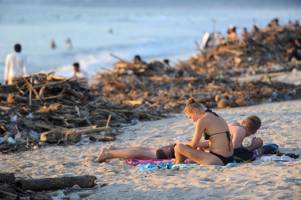 Balijské letovisko Kuta a jeho pláže jsou značně znečištěné, ohrožuje to turismus.