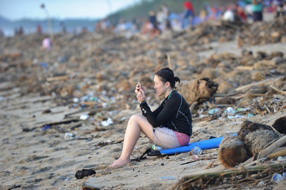 Balijské letovisko Kuta a jeho pláže jsou značně znečištěné, ohrožuje to turismus.