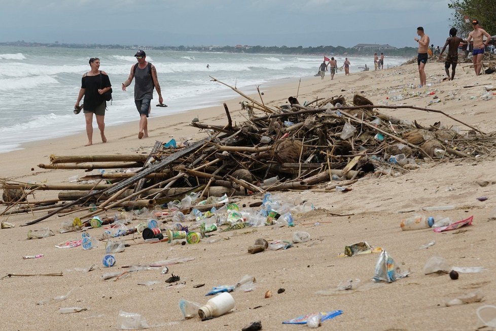 Bali se potýká s problémem, že vysoký počet turistů ostrov znečišťuje.