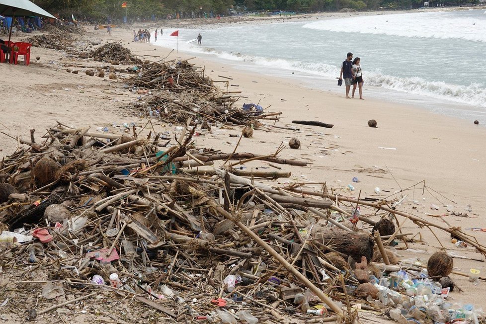 Bali se potýká s problémem, že vysoký počet turistů ostrov znečišťuje.