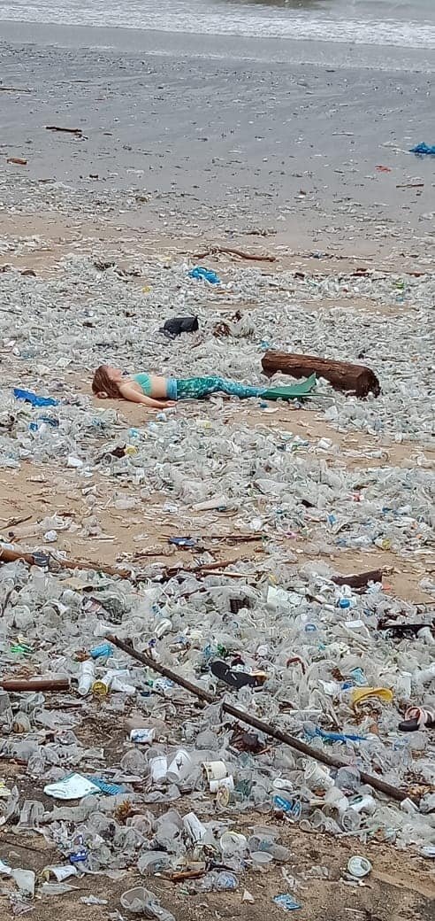 Tuny odpadků zohyzdily turistické pláže na Bali.