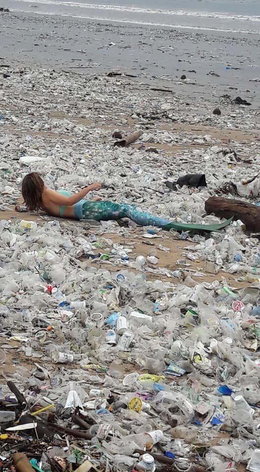 Tuny odpadků zohyzdily turistické pláže na Bali.