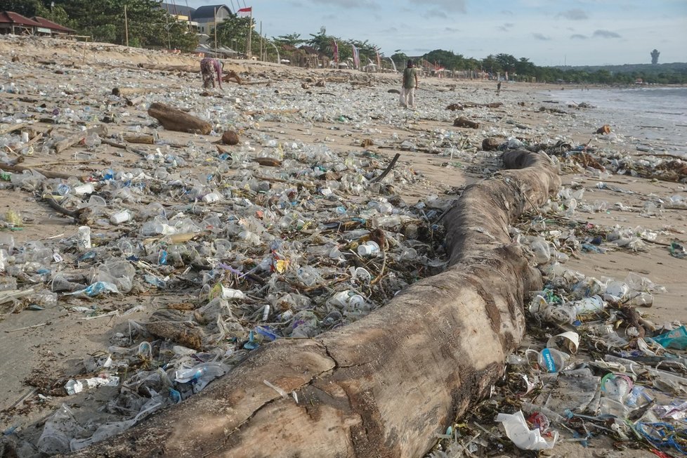 Odpadky pohozené na pláži (ilustrační foto)