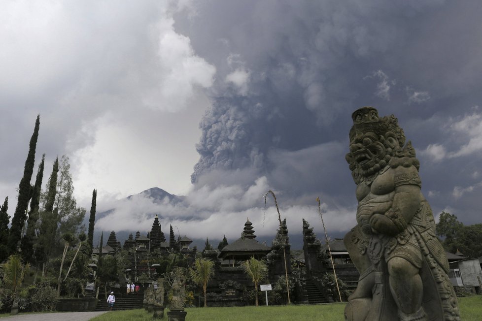 Erupce sopky Agung na ostrovu Bali.