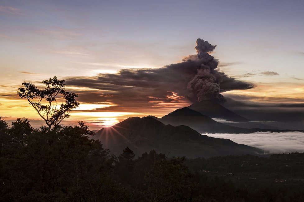 Erupce sopky Agung na ostrově Bali v roce 2017