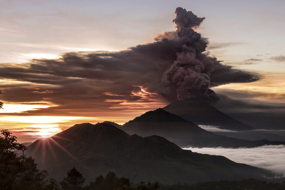 Erupce sopky Agung na ostrovu Bali.