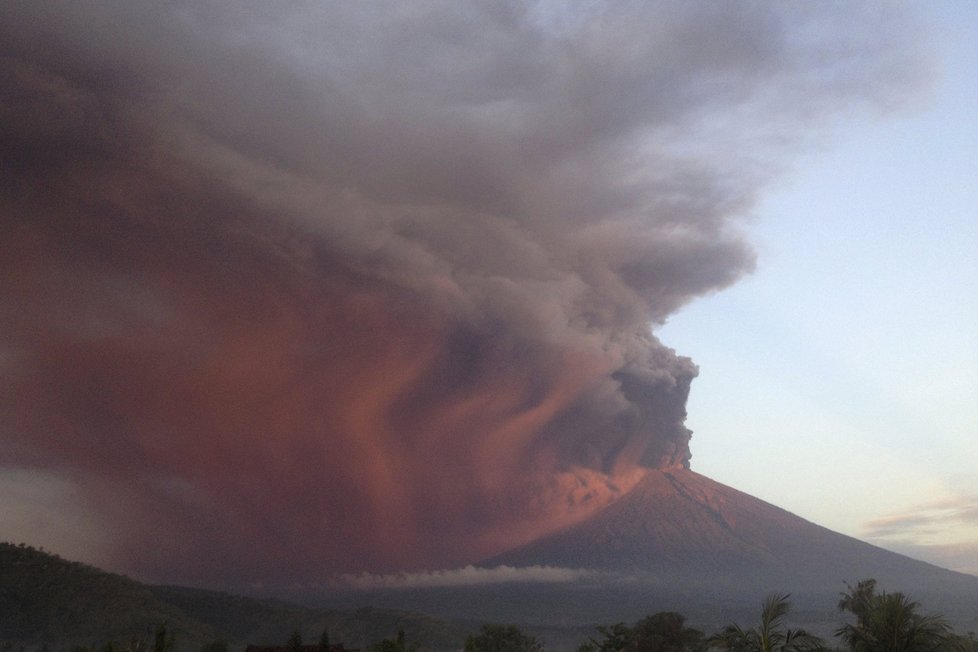 Erupce sopky Agung na ostrovu Bali.