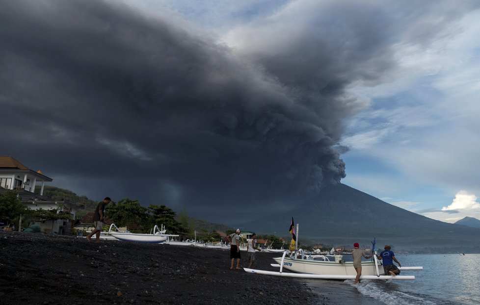 Erupce sopky Agung na ostrovu Bali.