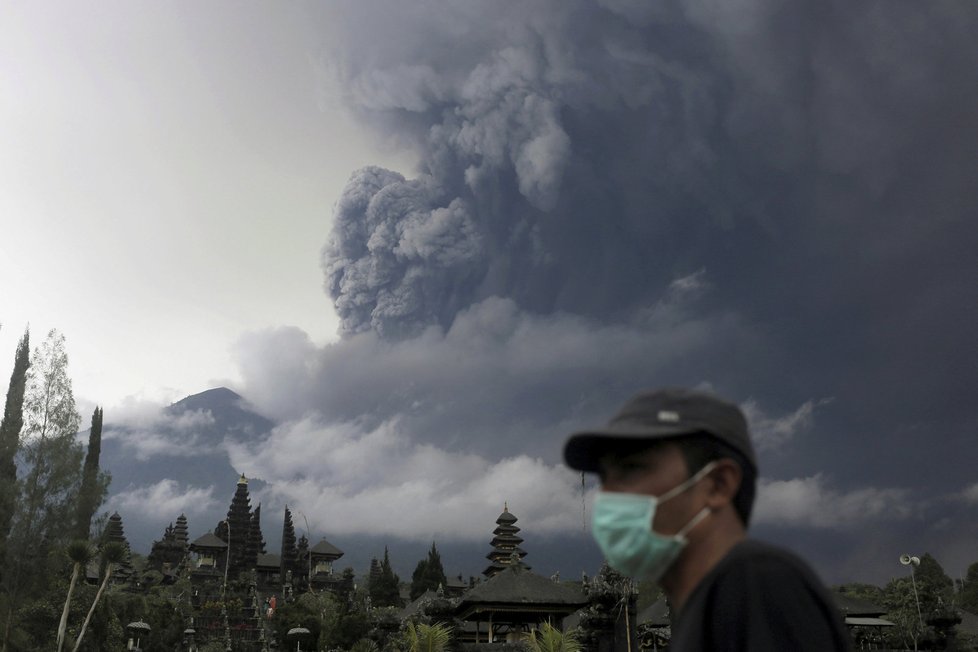 Erupce sopky Agung na ostrovu Bali