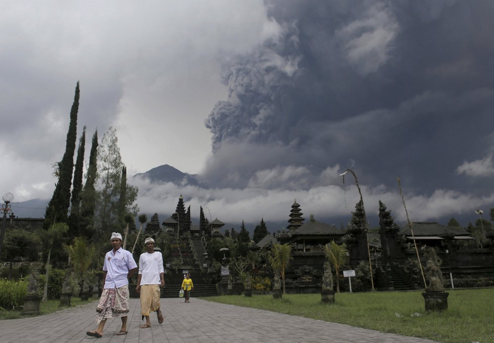 Erupce sopky Agung na ostrovu Bali