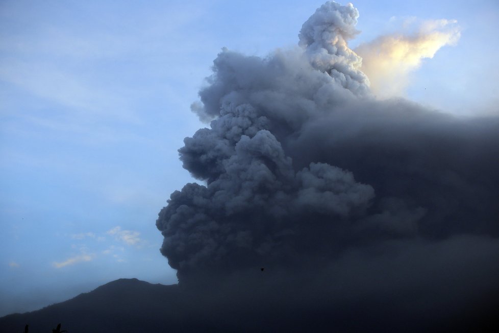 Erupce sopky Agung na ostrovu Bali.