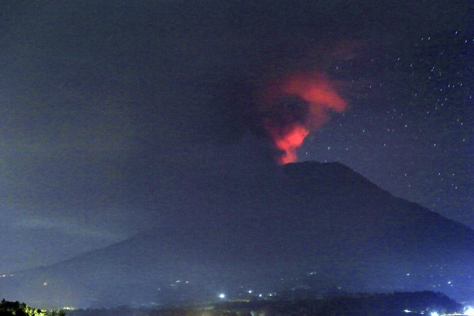 Erupce sopky Agung na ostrovu Bali.