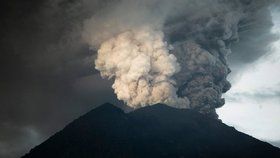 Úřady na Bali vyhlásily nejvyšší stupeň ohrožení před sopečnou erupcí.