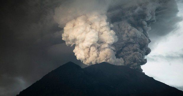 Běsnící sopka na Bali zastavila letadla. Na ostrově jsou i Češi