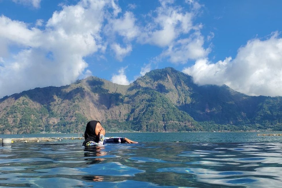 Bali zachraňují domácí turisté.