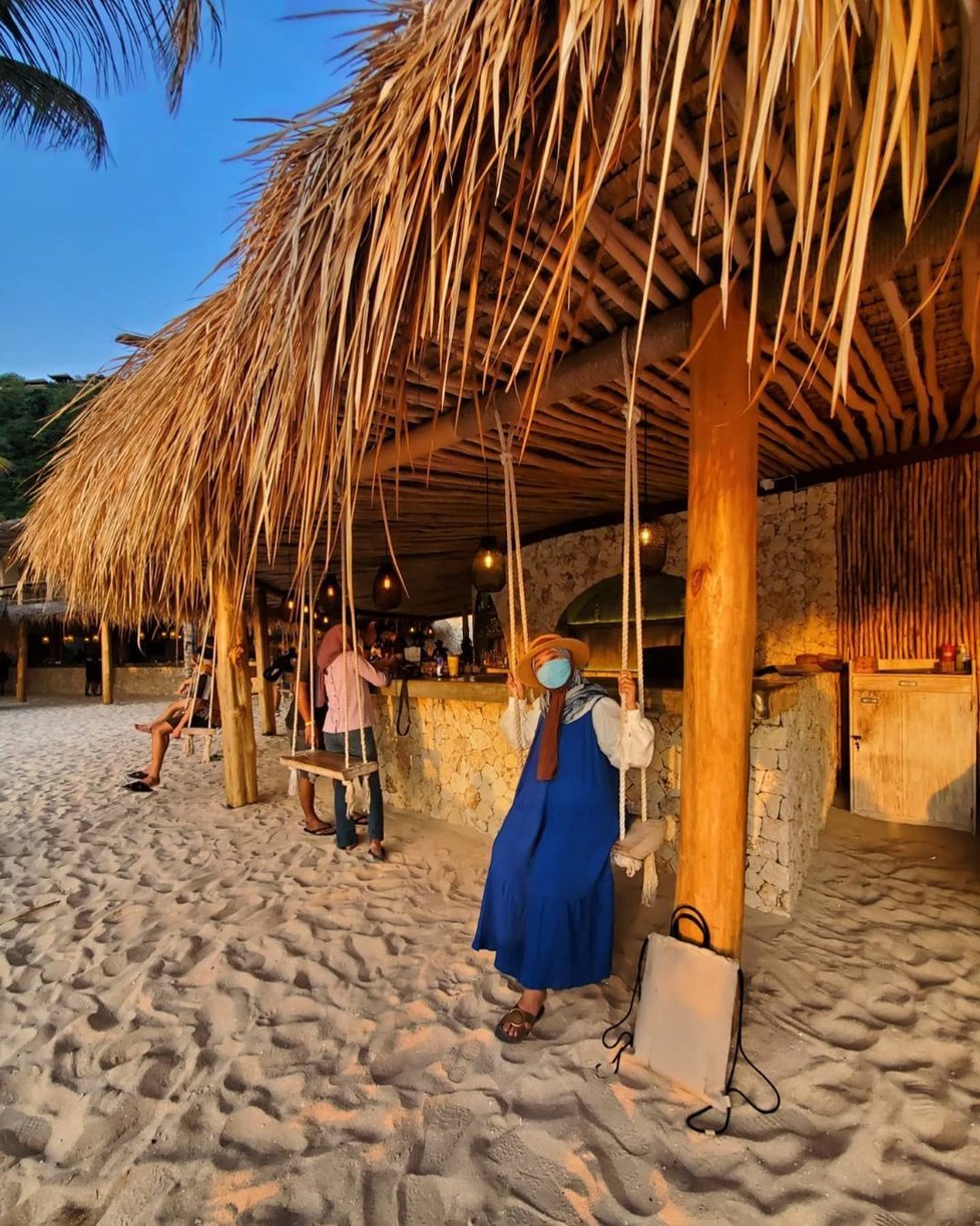 Bali zachraňují domácí turisté.