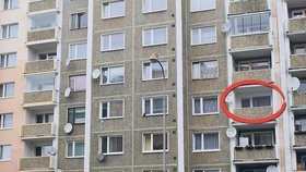 Z tohoto balkonu bez váhání vyskočila rozčilená žena (34)