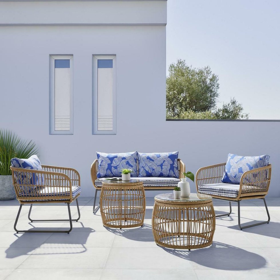 Nezaměnitelný styl. Pokud je vaší oblíbenou dovolenkovou destinací Řecko, pak doporučujeme kombinovat vzhled přírodního ratanu s textiliemi v charakteristické modrobílé.
