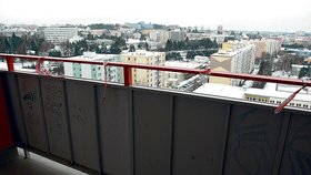 Na tento balkon zřejmě matka dceru vylákala a pak ji shodila do hlubiny