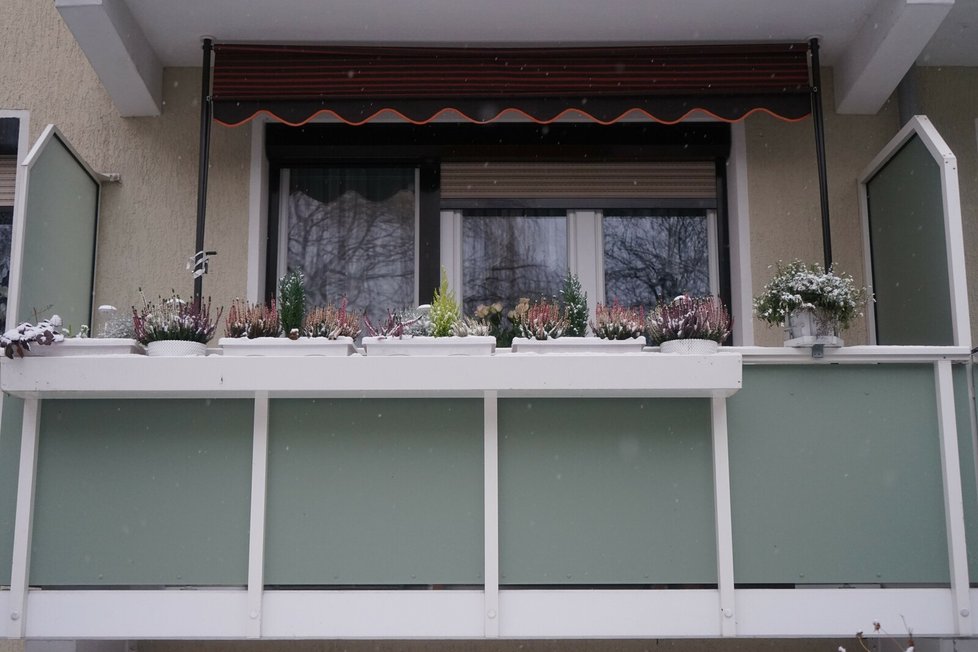 Otevřený balkon není pro skladování cukroví ideální.