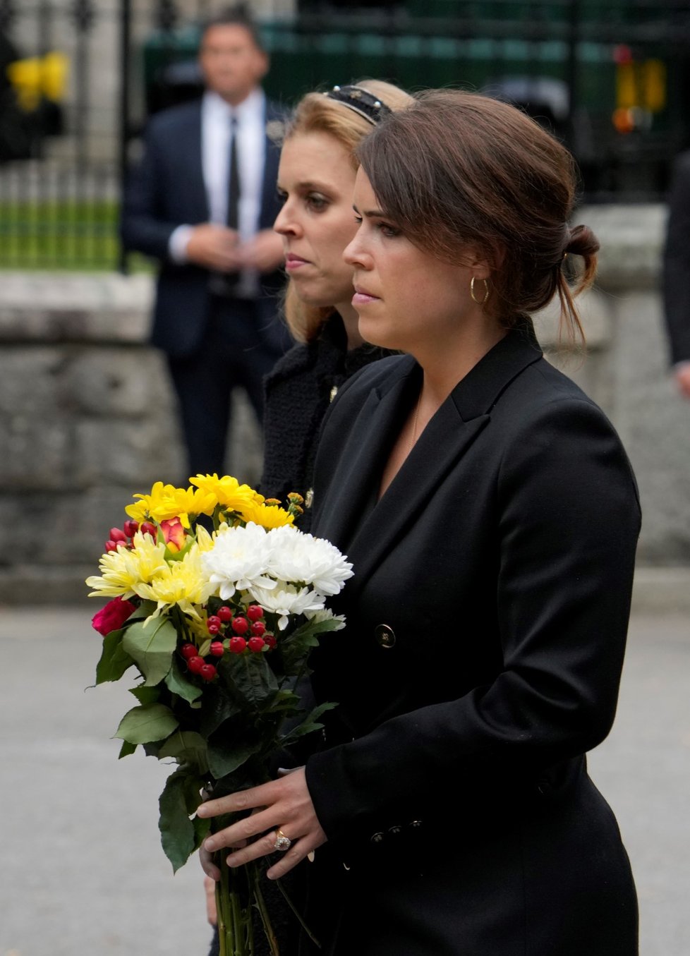 Princezna Eugenie si od občanů vzala kytici.