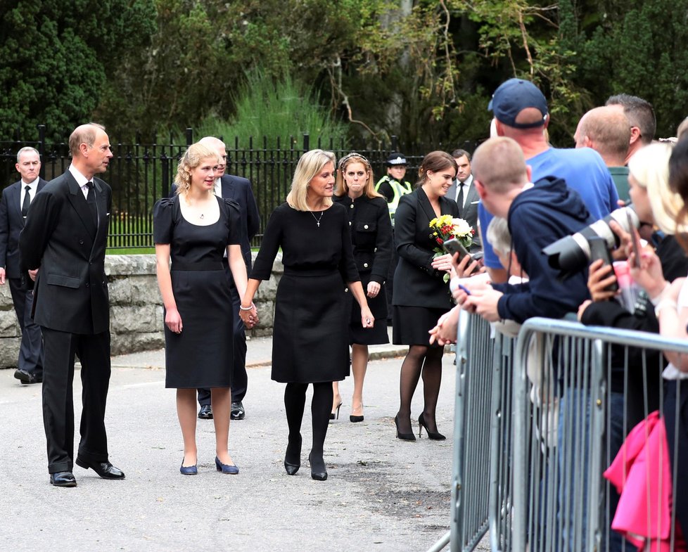 Lady Louise Windsorová se vedla za ruku s maminkou.