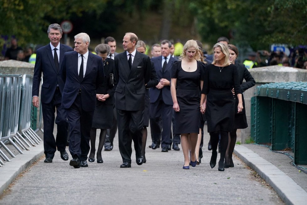 Členové britské královské rodiny vyrazili na procházku, aby se pozdravili s občany.