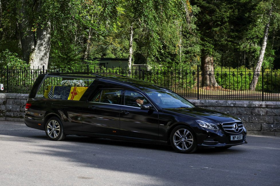 Průvod vozidel v čele s rakví královny Alžběty II. vyjíždějících ze zámku Balmoral