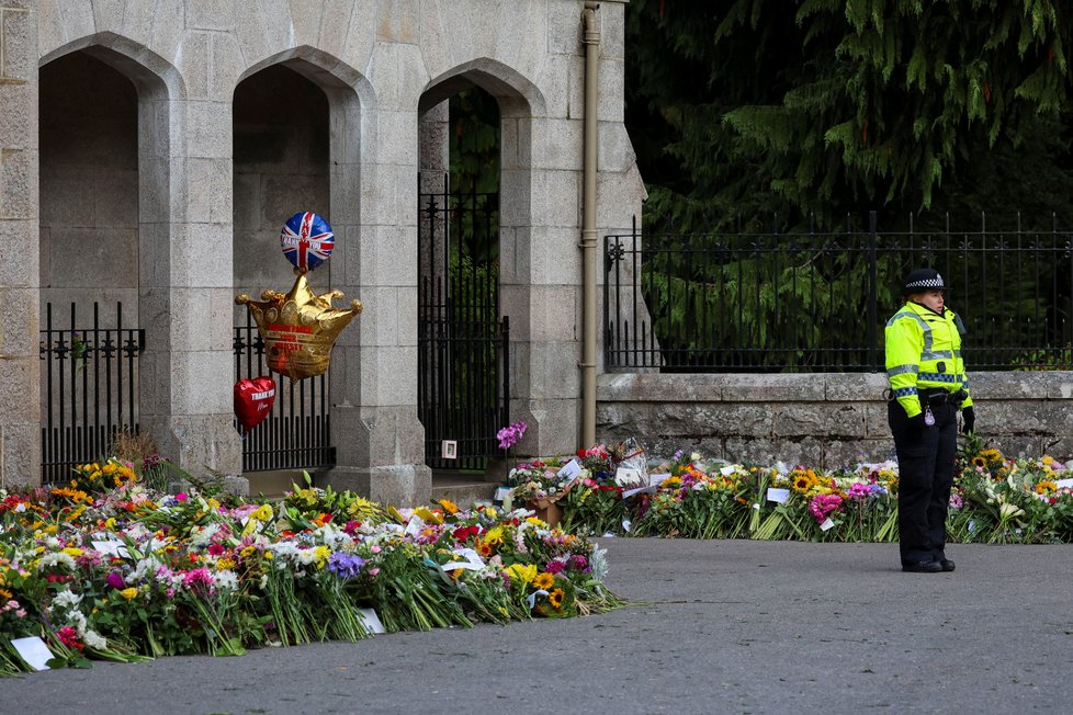 Květiny a stráž u zámku Balmoral