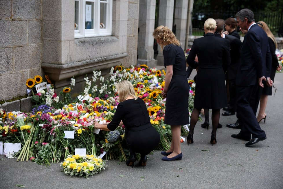 Zdrcení členové královské rodiny se u zámku Balmoral ukázali veřejnosti.