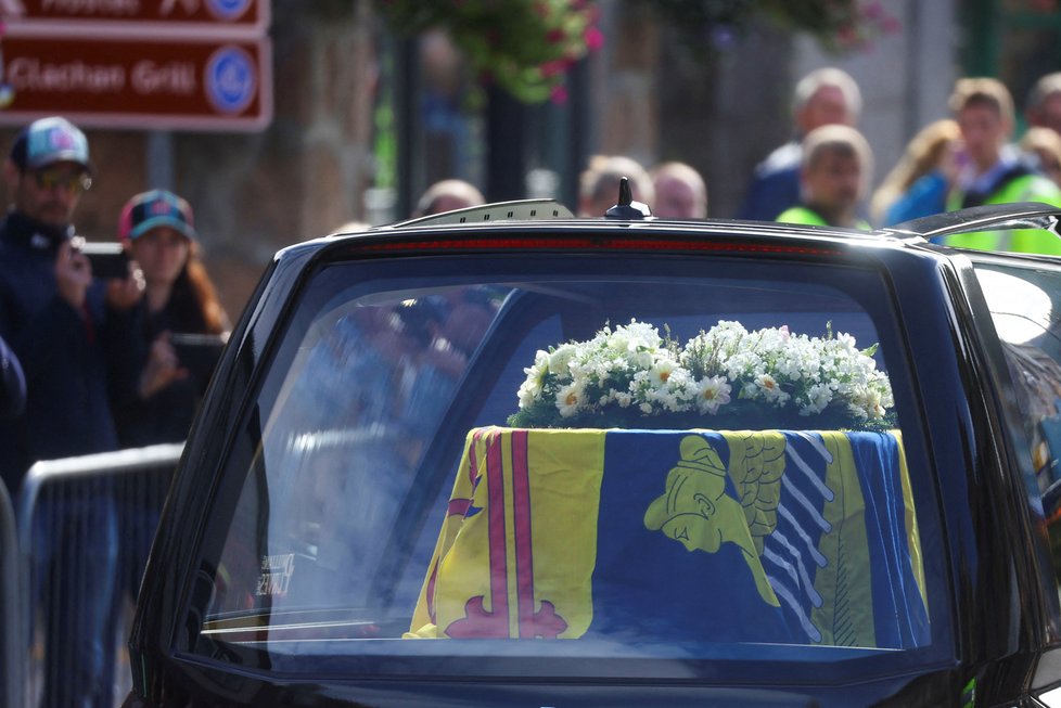 Cesta rakve Alžběty II. ze zámku Balmoral