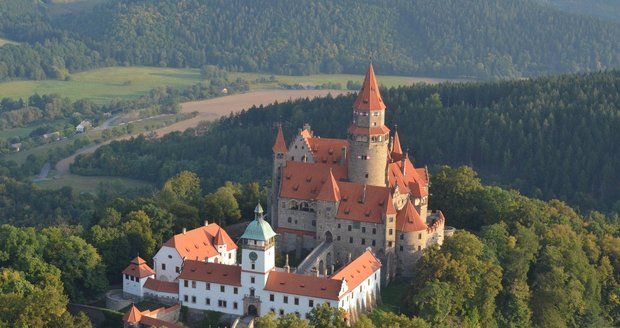 Německý řád nevzdává boj o hrad Bouzov. Podal ústavní stížnost