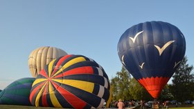 Na balóny plnící se vzduchem za rozbřesku je krásný pohled