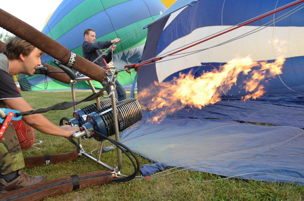 Když je v obalu dostatek vzduchu, zapálí pilot hořáky a začne ho ohřívat