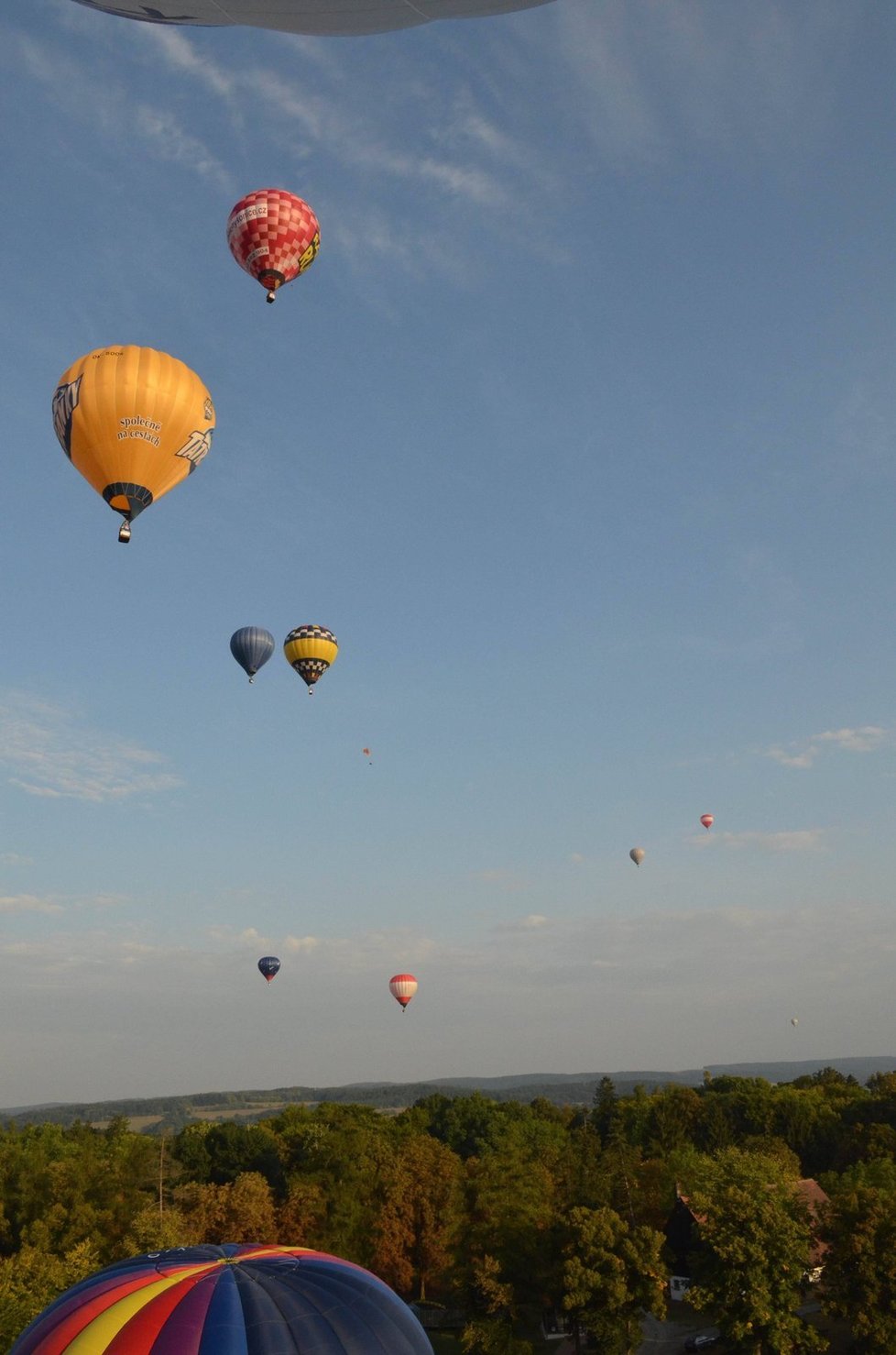 Jakmile se vzduch v balónech ohřeje, začnou pomalu stoupat k nebi