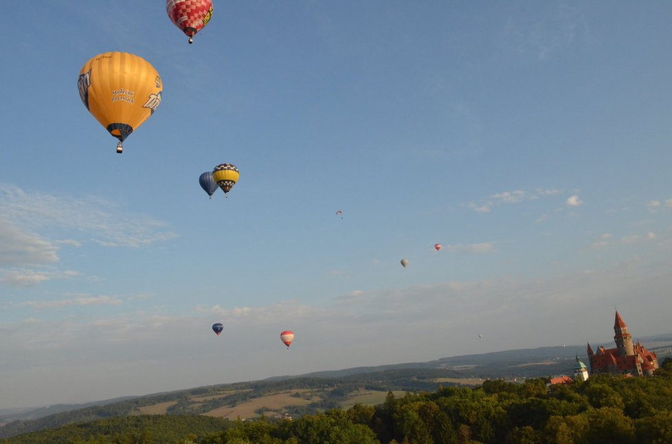 Pohádkový Bouzov se s balóny na nebi stává ještě pohádkovějším