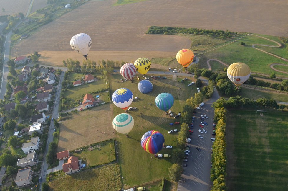 Jeden za druhým se balóny odlepují od země a stoupají k výšinám