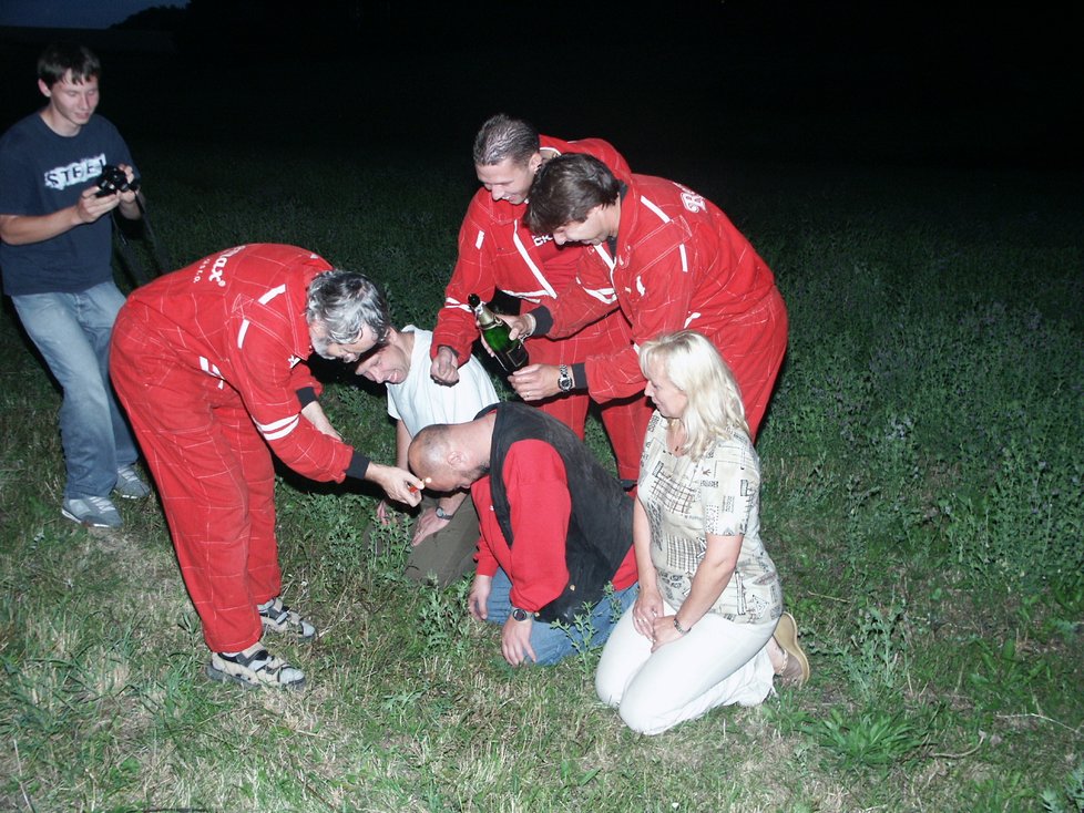 A pokud poletíte poprvé, čeká vás povýšení do šlechtického stavu. Ve větru vás polijí šampaňským, posypou vám hlavu hlínou a spálí vám vlasy nebo vousy. Pomocí čtyř živlů se z vás pak stane hrabě nebo baronka.